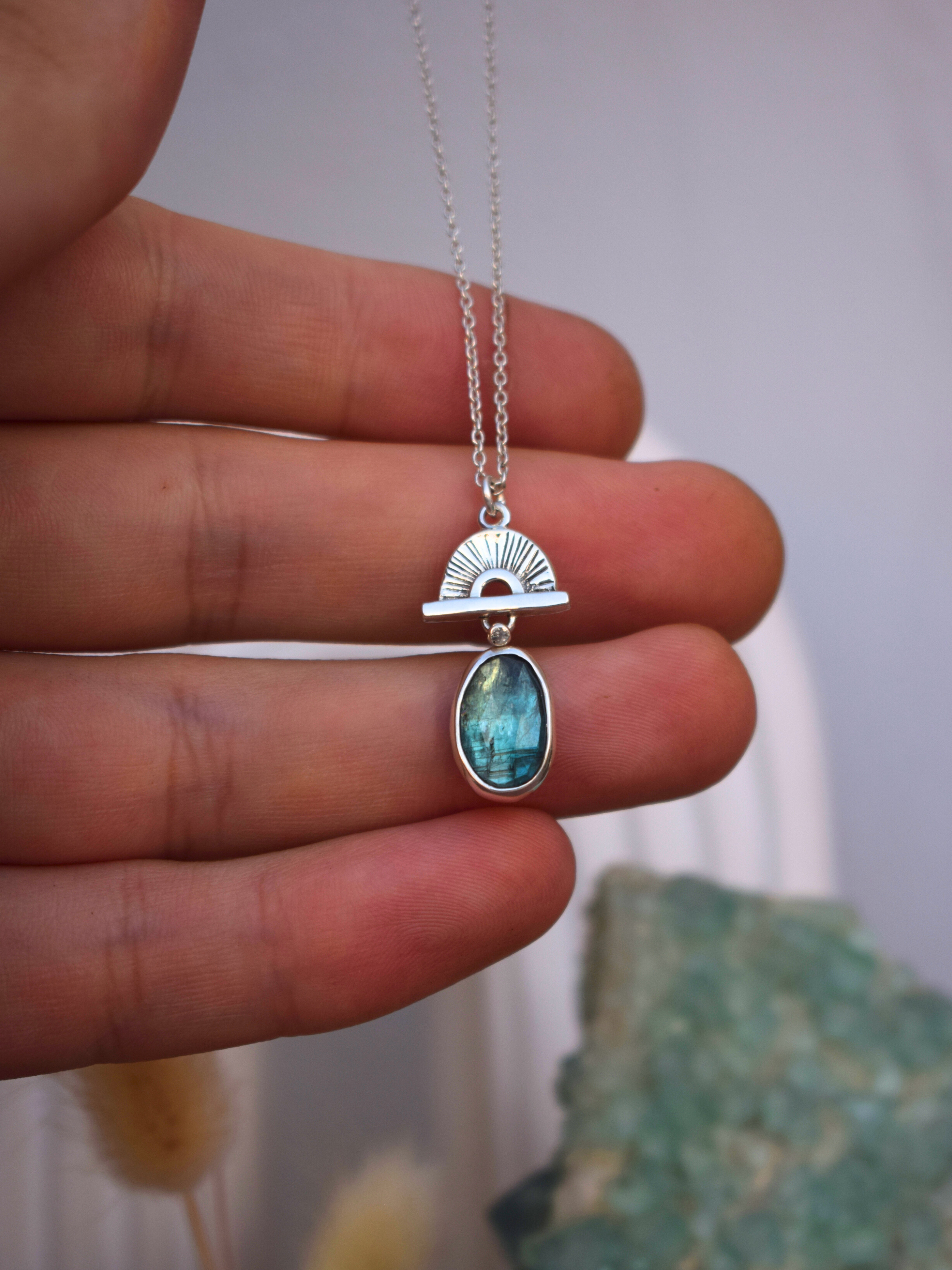 Horizon Pendant - Emerald Green Kyanite